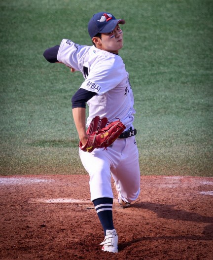 최주형 선수의 투구모습.